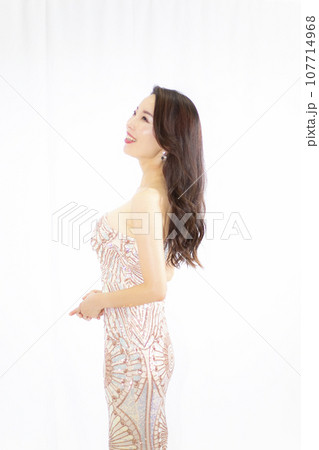 ドレスを着た美人女性 ドレスを着た美人女性 107714968