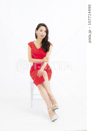 ドレスを着た美人女性 ドレスを着た美人女性 107714990