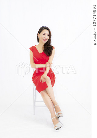ドレスを着た美人女性 ドレスを着た美人女性 107714991