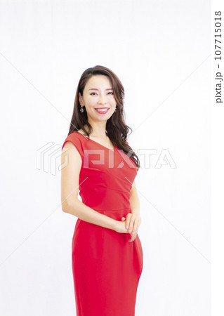 ドレスを着た美人女性 ドレスを着た美人女性 107715018