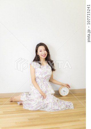 ふんわり雰囲気の高身長美人女性 107715241