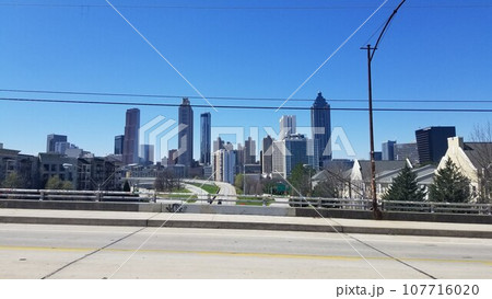 整備された川と高層ビル群 整備された川と高層ビル群 107716020