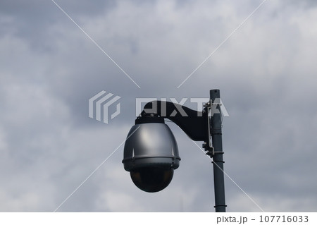 空を見上げる街灯 107716033