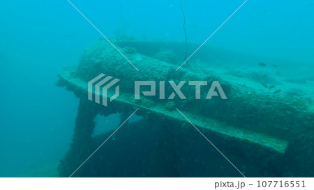 エメラルドグリーン海に沈没した船の上部（沈潜イラブ） 107716551