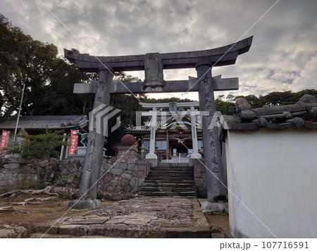 アニメ鬼滅の刃の聖地としても知られる八幡竈門神社の鳥居 アニメ鬼滅の刃の聖地としても知られる八幡竈門神社の鳥居 107716591