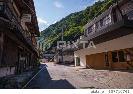 秋の温泉街　霊泉寺温泉 107716741
