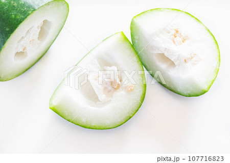 カットした姫冬瓜 107716823