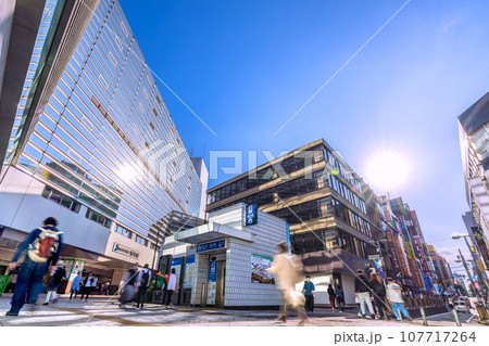 日本の横浜都市景観 10月…4週連続減↓…賑わう横浜駅前。市内再びマ着増で、悪夢再来か＝12日 107717264