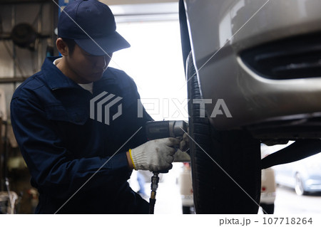 車を点検する整備士 車を点検する整備士 107718264