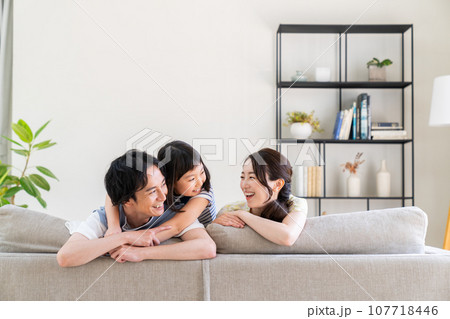 リビングの若い家族 107718446