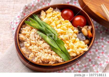 三色鮭そぼろ弁当 三色鮭そぼろ弁当 107718611