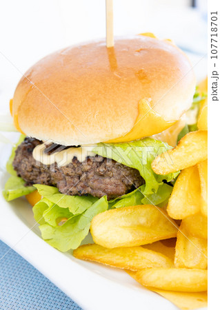 レストランの美味しいハンバーガーとフライドポテト 107718701