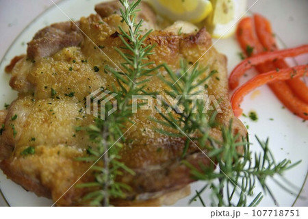 バルコニーで昼食を 107718751