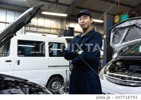 車を点検する整備士 車を点検する整備士 107718791