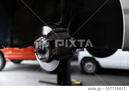 車を点検する整備士 車を点検する整備士 107718811