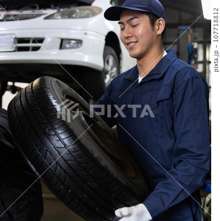 車を点検する整備士 107718812