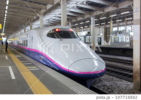越後湯沢駅を出発する上越新幹線 107718882