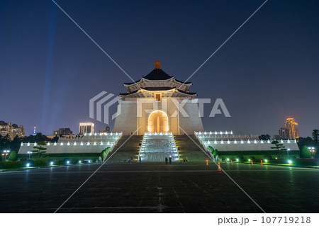 自由廣場から見る夜の中正紀念堂図書室 台湾 台北市 自由廣場から見る夜の中正紀念堂図書室 台湾 台北市 107719218