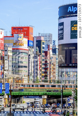 西新宿から見た新宿大ガードと歌舞伎町のビル群 西新宿から見た新宿大ガードと歌舞伎町のビル群 107719373