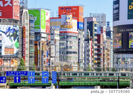 西新宿から見た新宿大ガードと歌舞伎町のビル群 西新宿から見た新宿大ガードと歌舞伎町のビル群 107719380