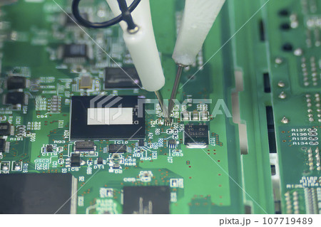 The PCB board checking process by high speed automatic robot system. The PCB board checking process by high speed automatic robot system. 107719489