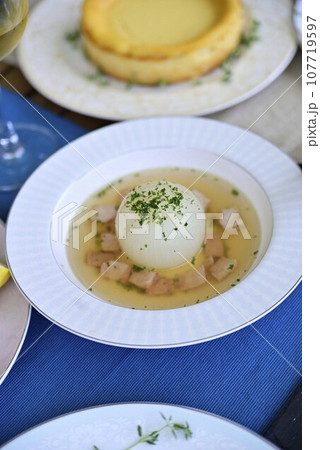 バルコニーで昼食を 107719597