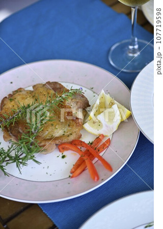 バルコニーで昼食を 107719598