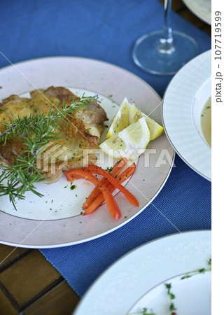 バルコニーで昼食を 107719599