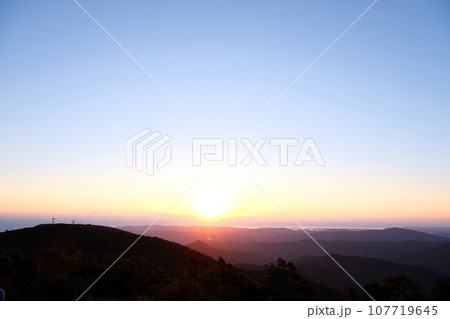 三重県伊勢市_朝熊山頂展望台からの初日の出1_2023 107719645