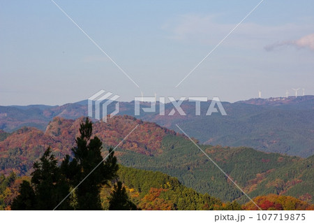 奥久慈見晴らし台からの紅葉した山 遠くにプラトー里美の風車 奥久慈見晴らし台からの紅葉した山 遠くにプラトー里美の風車 107719875