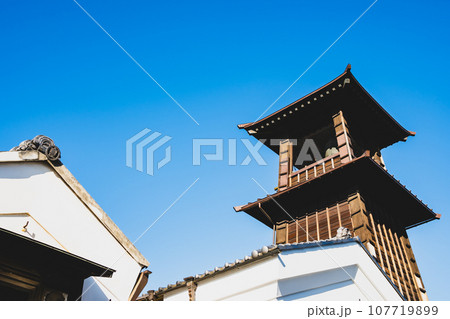 小江戸川越 鐘つき通りと快晴の空　c-2 マット感 107719899