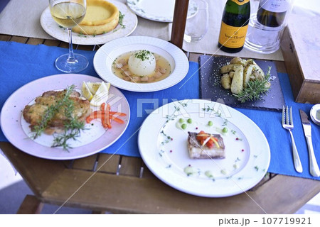 バルコニーで昼食を 107719921