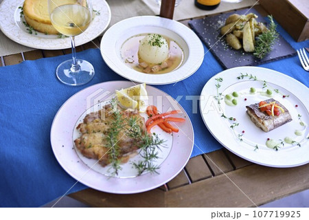 バルコニーで昼食を バルコニーで昼食を 107719925