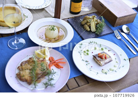 バルコニーで昼食を 107719926