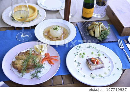 バルコニーで昼食を バルコニーで昼食を 107719927