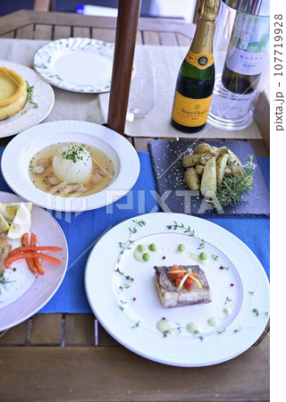 バルコニーで昼食を 107719928