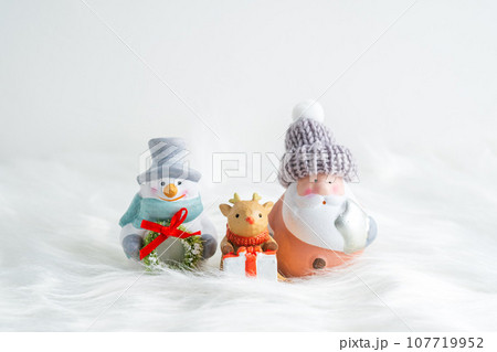 サンタと雪だるまとトナカイでクリスマス 107719952