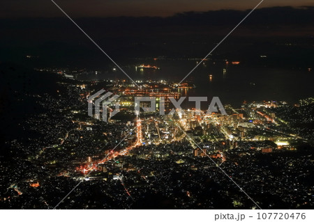 【広島県】灰ヶ峰展望台から見た呉市街地の夜景(中四国三大夜景) 【広島県】灰ヶ峰展望台から見た呉市街地の夜景(中四国三大夜景) 107720476