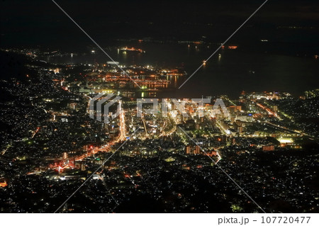 【広島県】灰ヶ峰展望台から見た呉市街地の夜景(中四国三大夜景) 【広島県】灰ヶ峰展望台から見た呉市街地の夜景(中四国三大夜景) 107720477