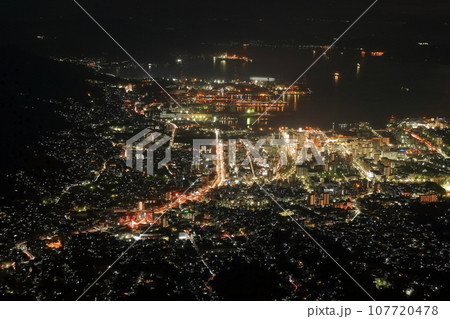 【広島県】灰ヶ峰展望台から見た呉市街地の夜景(中四国三大夜景) 【広島県】灰ヶ峰展望台から見た呉市街地の夜景(中四国三大夜景) 107720478