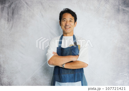 エプロンのミドル男性 エプロンのミドル男性 107721421