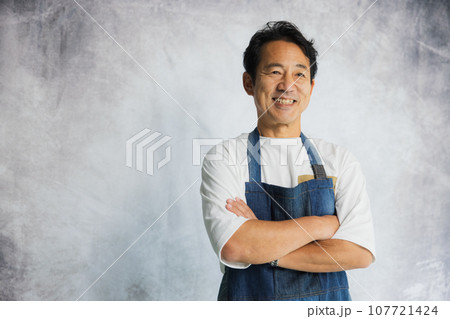 エプロンのミドル男性 107721424