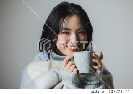 温かい飲み物を飲む女性 温かい飲み物を飲む女性 107721474