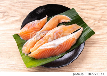 サーモントラウトのハラス 107721544