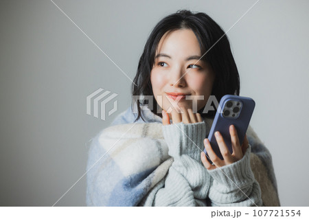 スマートフォンを操作する若い女性 107721554