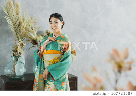 振袖の女性　　　 107721587