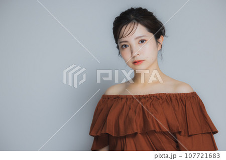 茶色のオフショルの女性 茶色のオフショルの女性 107721683