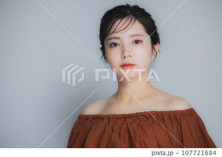 茶色のオフショルの女性 107721684