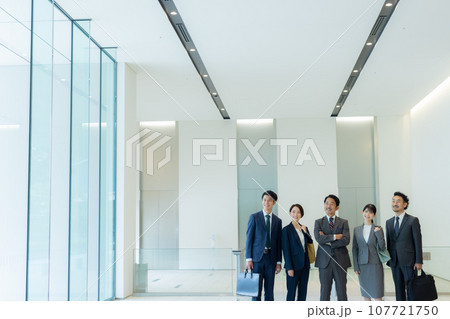 ビジネスマン 5人 ビジネスマン 5人 107721750