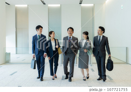 ビジネスマン　5人 107721755